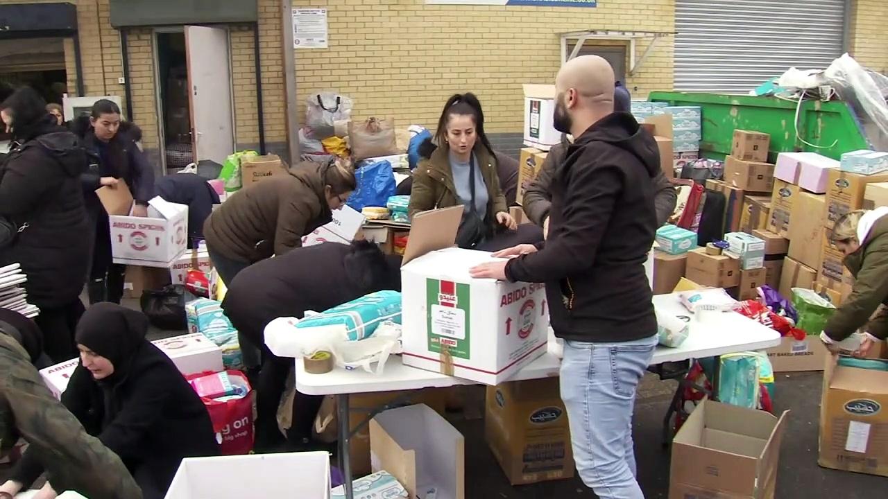 Turkish Volunteers package aid for Turkey in London