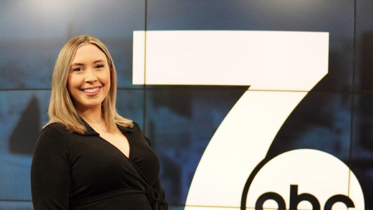 7 News anchor/reporter Hannah Buehler announces twin pregnancy