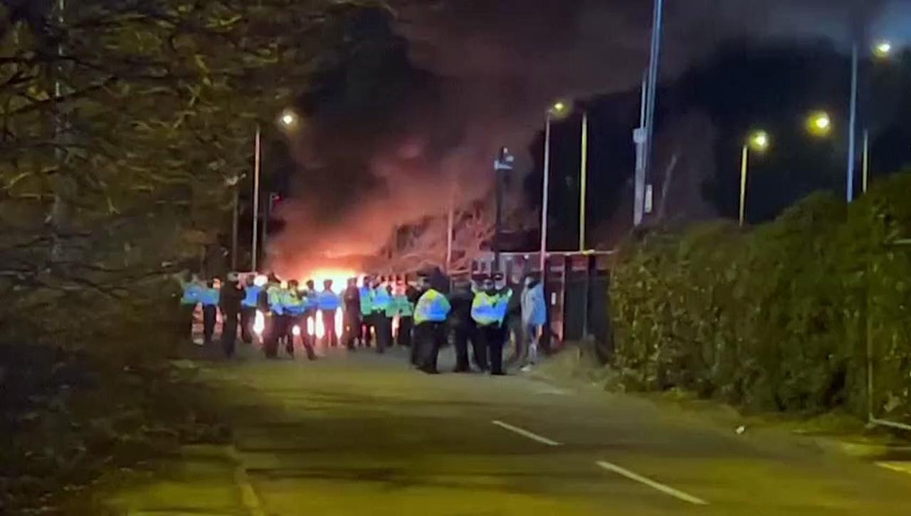 British anti-refugee protest turns violent outside migrant hotel