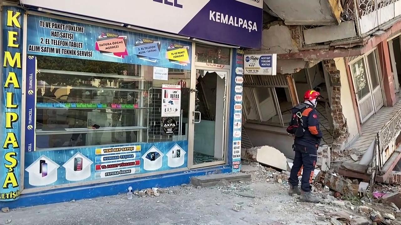 Looters raid Turkey's shops after devastating earthquake