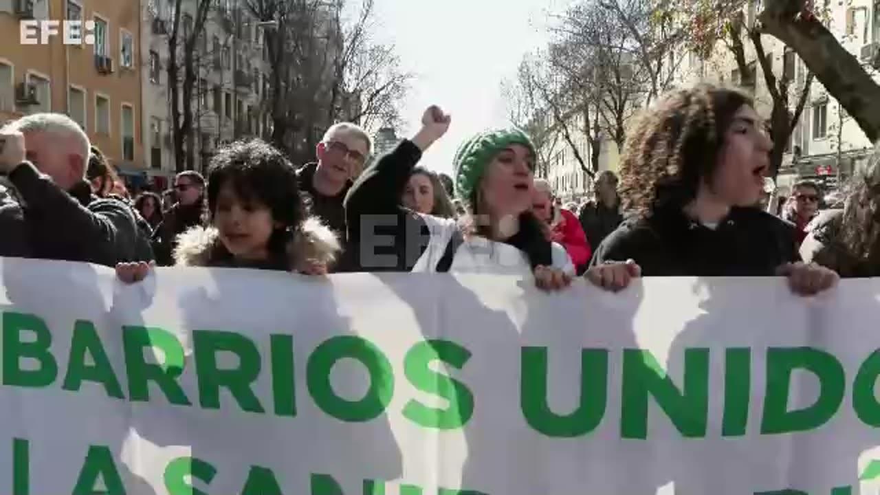 Miles de personas salen a la calle en defensa de la sanidad pública en Madrid