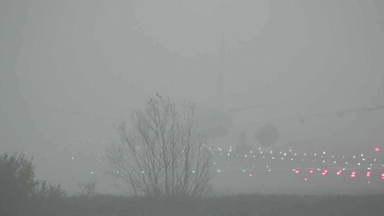 ILS CAT III Heavy Fog Aircraft Landings at Gatwick Airport