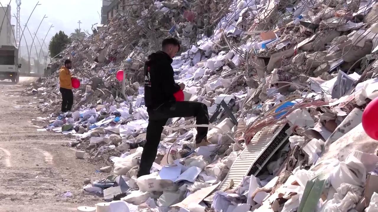 Quake survivors struggle as searches wind down
