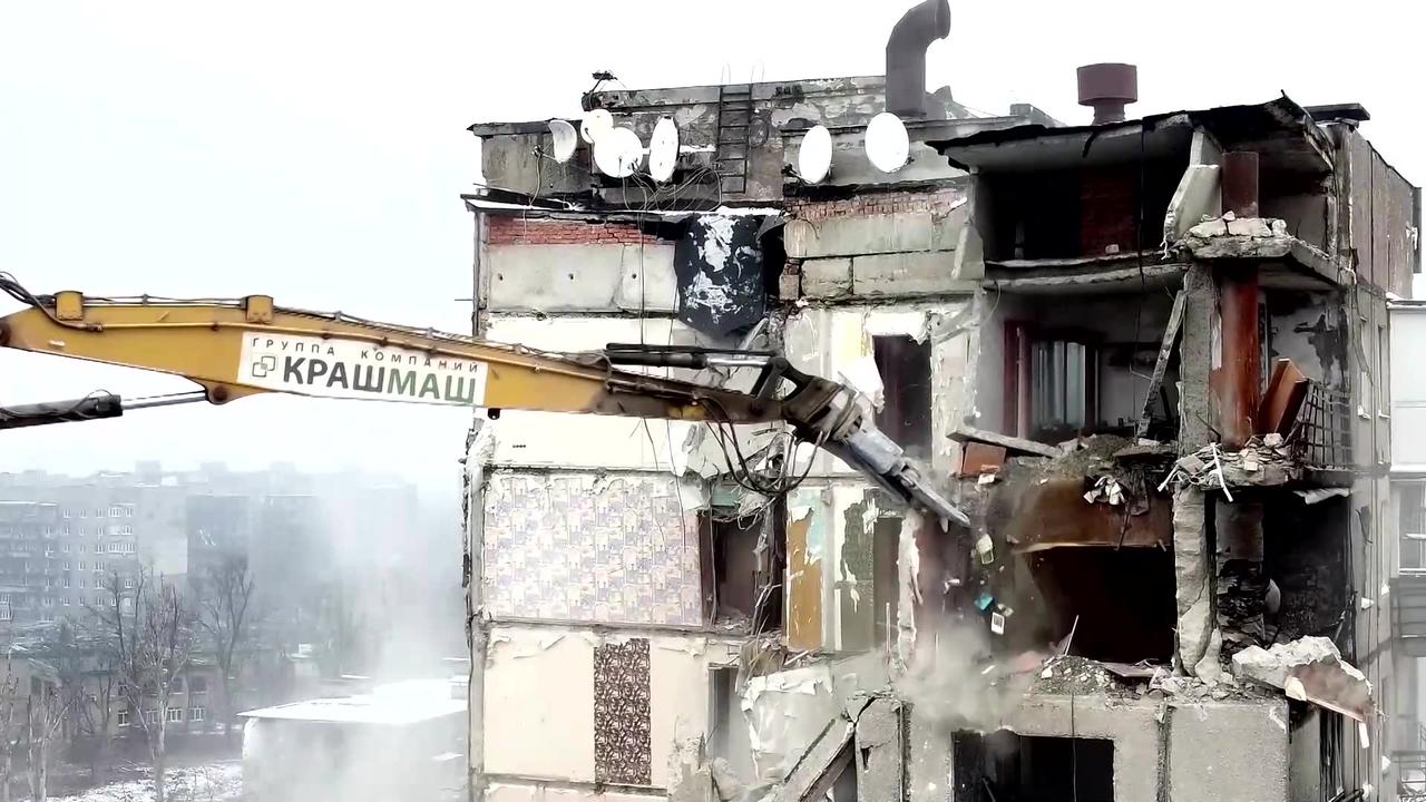 Mariupol survivor rebuilds life in shattered city