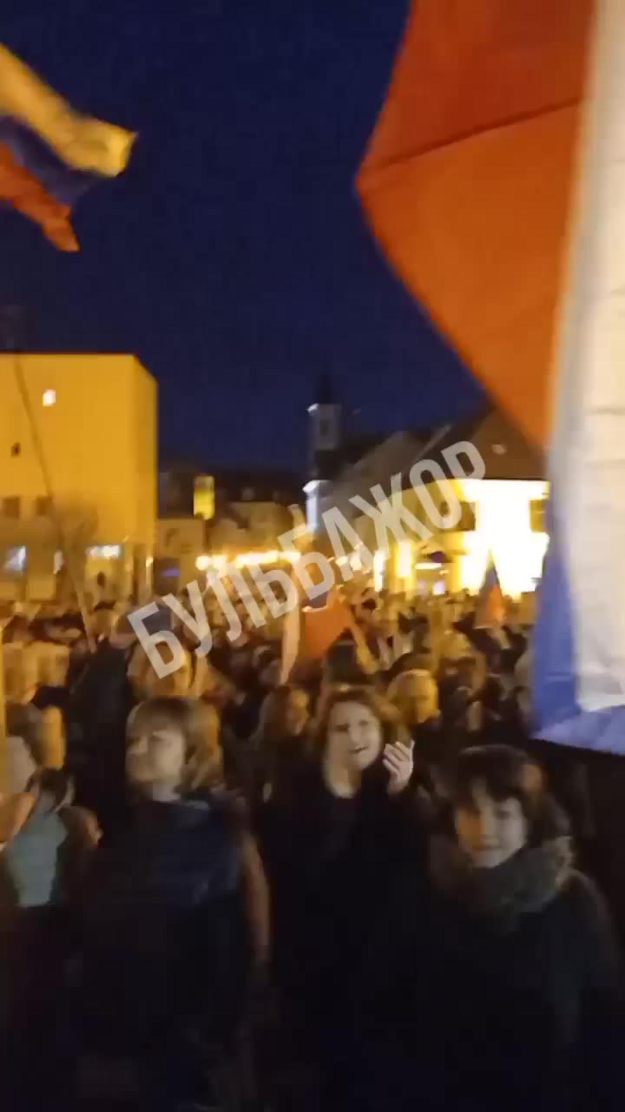 Thousands of Slovaks are chanting "Russia, Russia!"