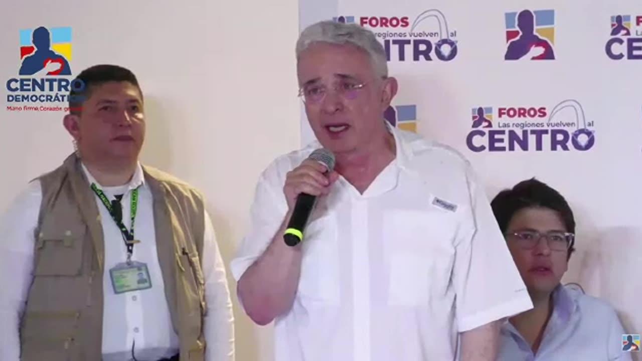 Uribe defiende a Petro: "En mi presencia no se insultará al presidente"