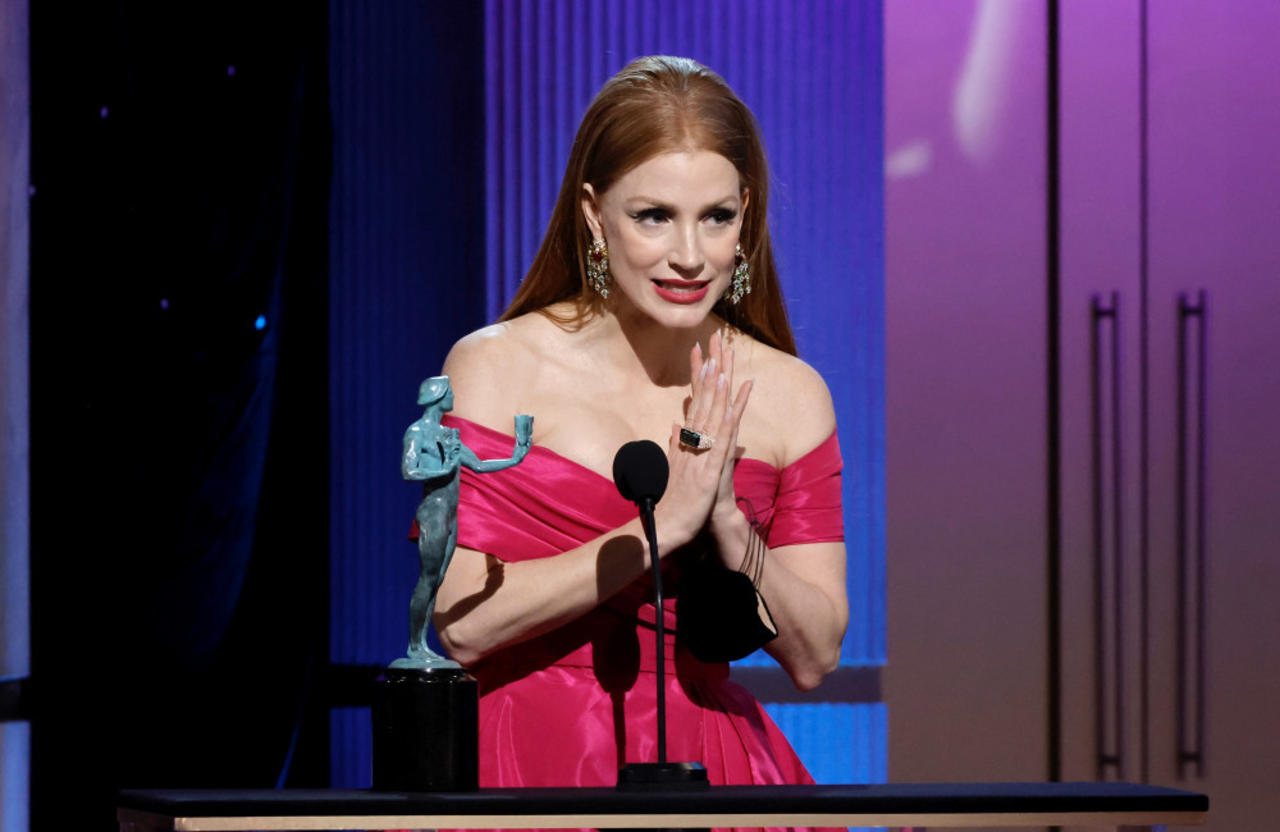 Jessica Chastain opens up about the moment she fell over at SAG Awards