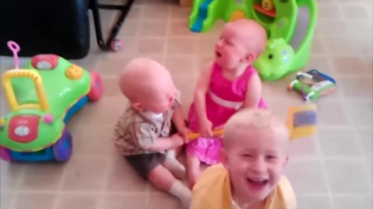 Baby Twins funny video ! Bebes gemeos
