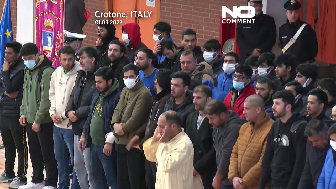 Italy shipwreck: Relatives arrive in Calabria to claim loved ones