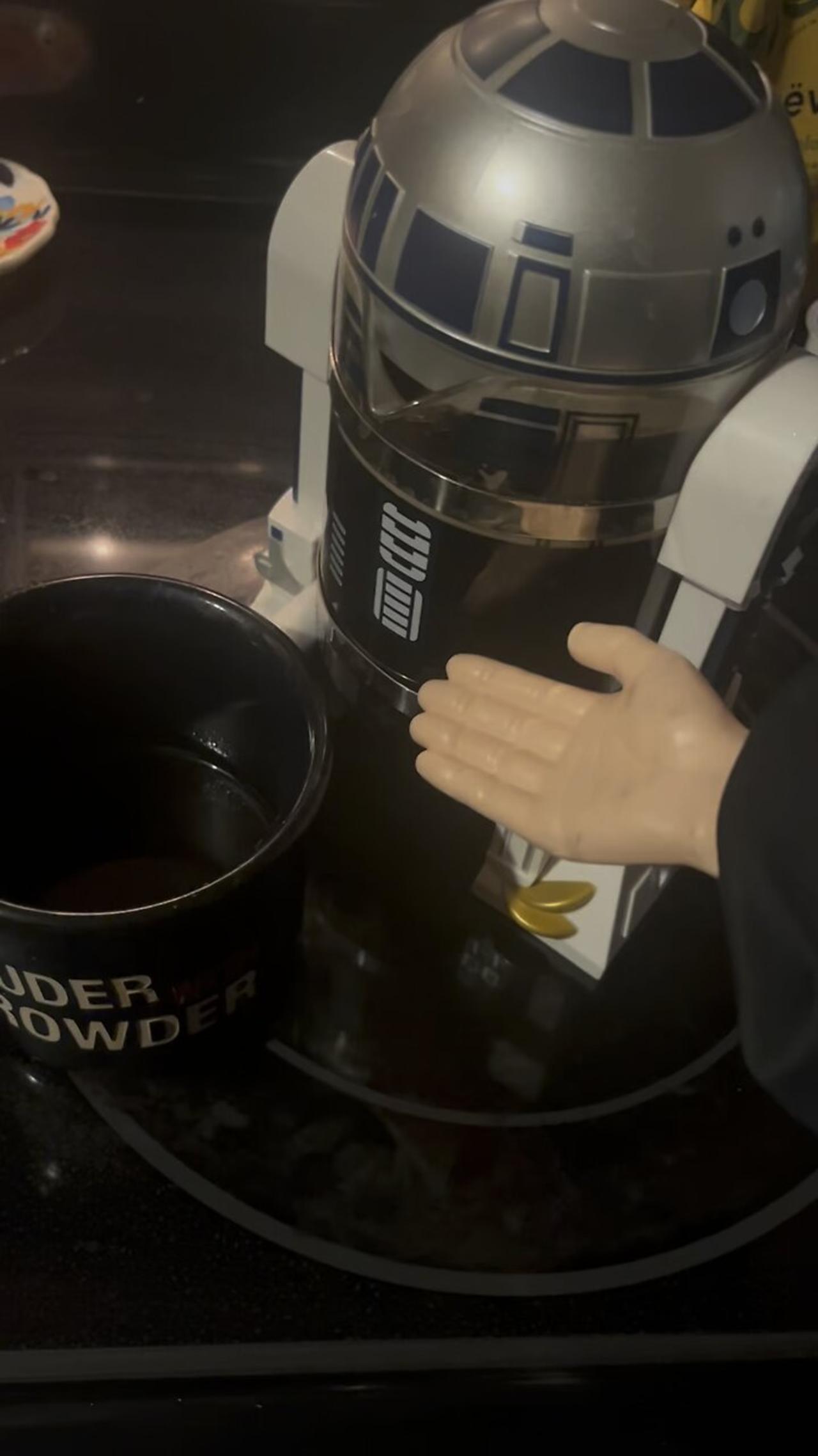 Small Plastic Hands R2D2 Team Up To Make One News Page VIDEO Small plastic hands r2d2 team up to make one news page video