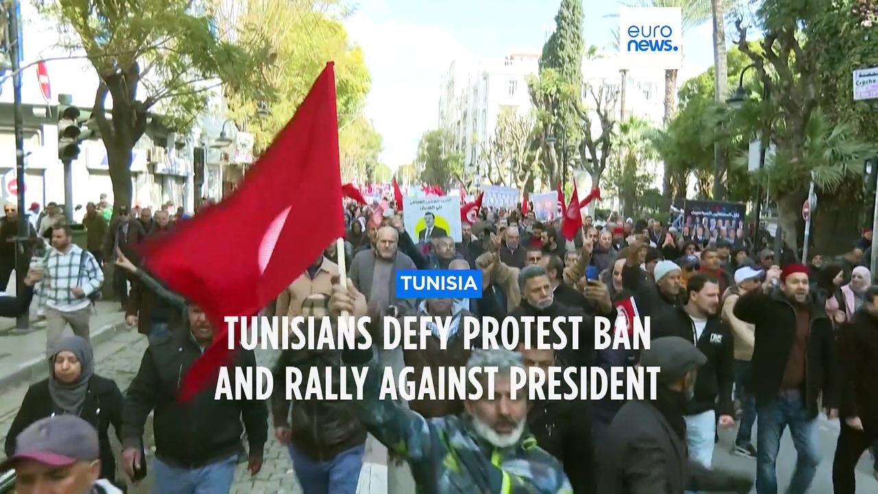 Tunisians defy protest ban and rally against president