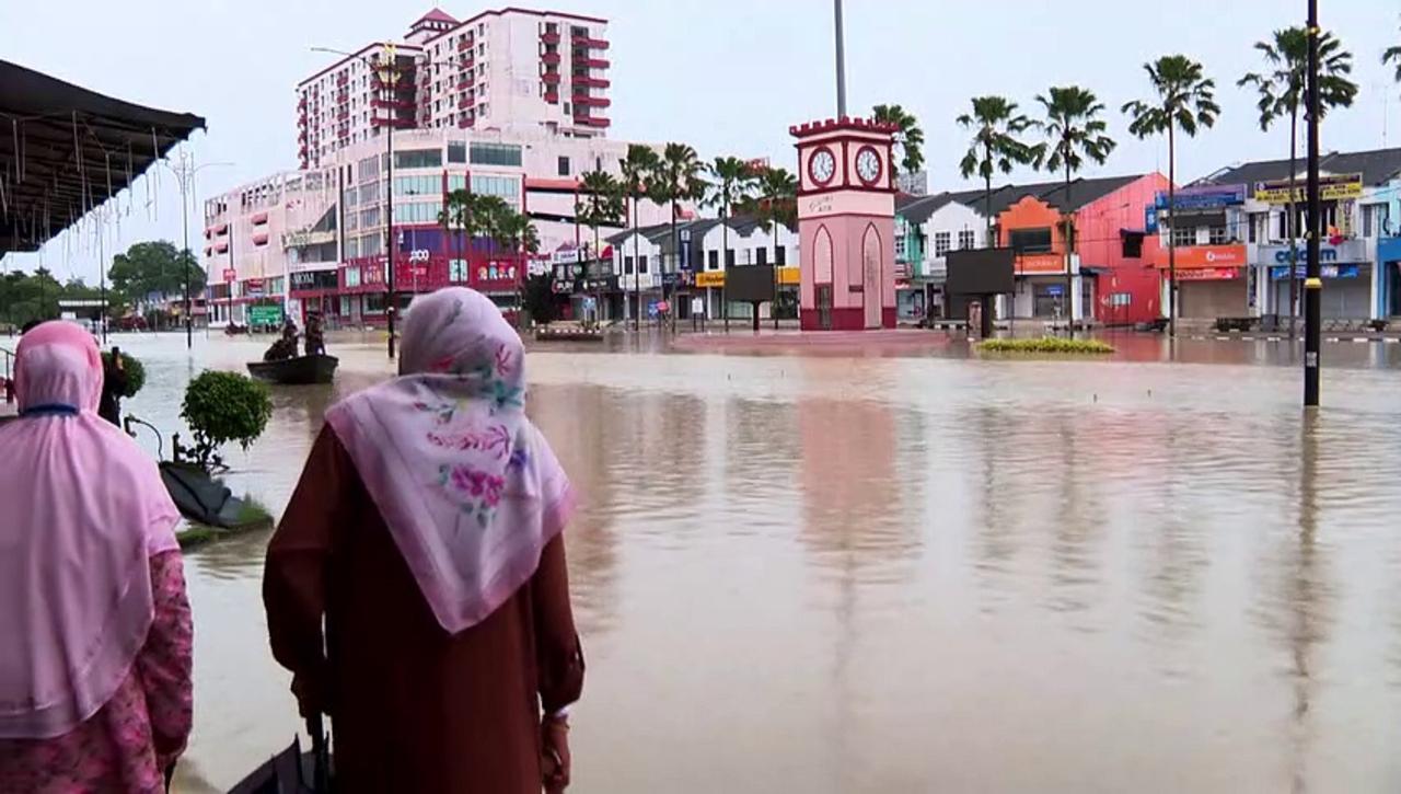 Malaysian towns flooded as tens of thousands forced to flee rising waters