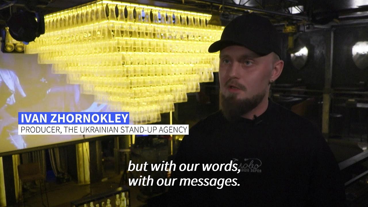 Stand-up comedians 'fight with words' in wartime Kyiv