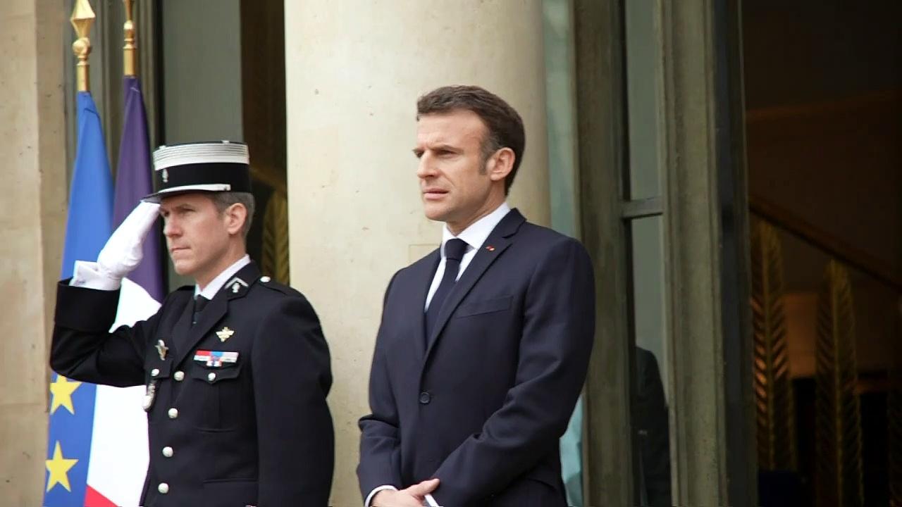 Sunak greeted by Macron as he arrives at Élysée Palace
