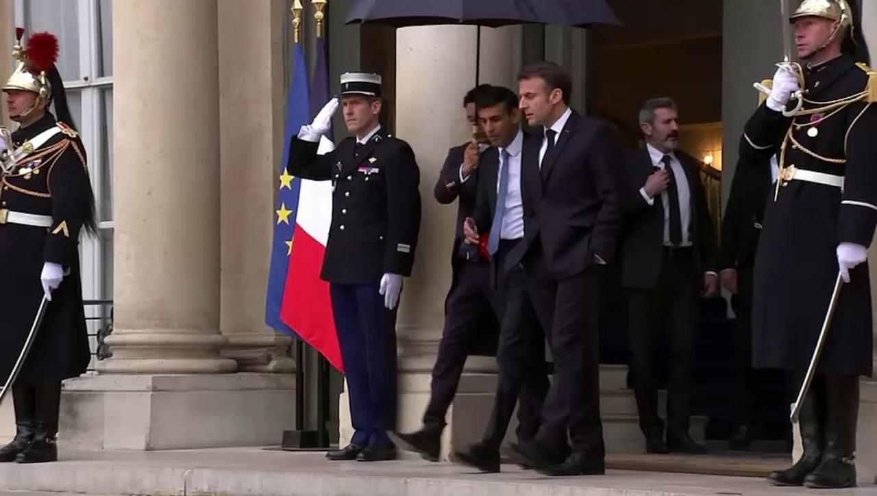 Macron holds umbrella for Sunak as he leaves Élysée Palace