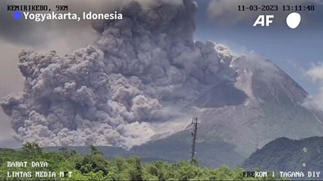 Indonesian tourists flee Mount Merapi's eruption