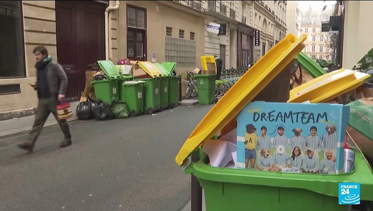 France pension reform: Rubbish piles up in strike-bound Paris