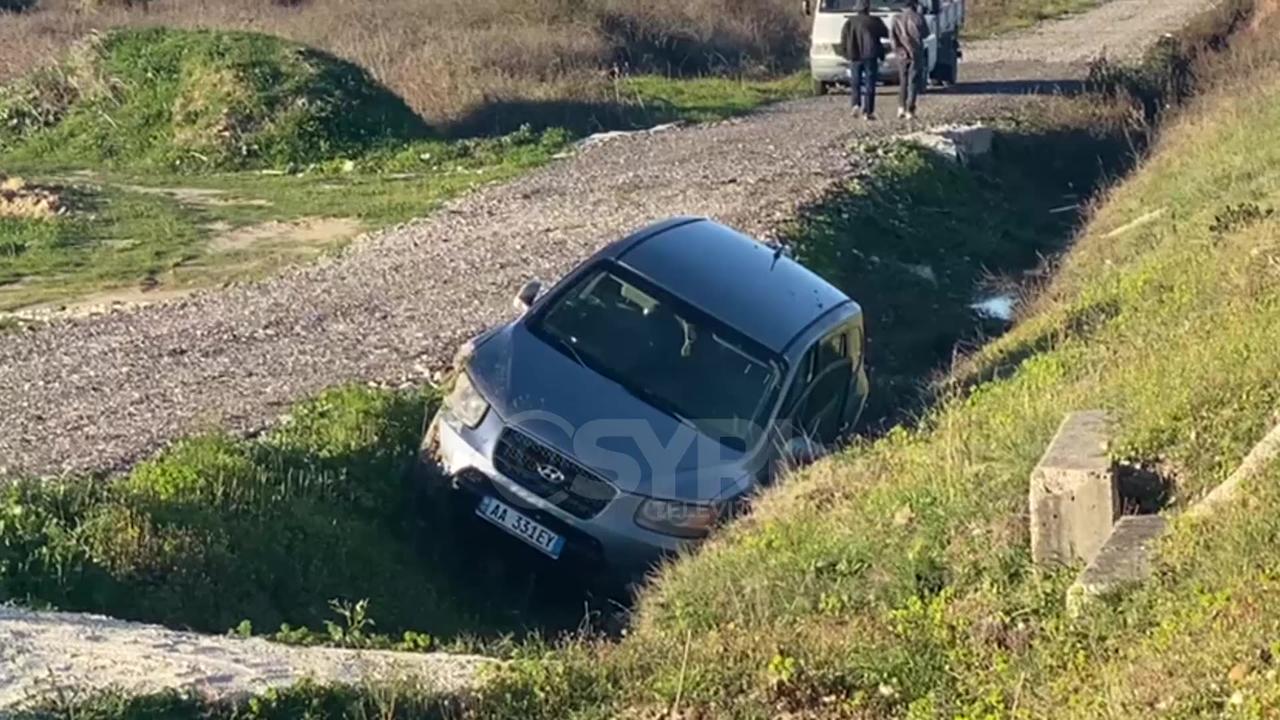 VIDEO/ Makina përfundon në kanal në Levan-Vlorë