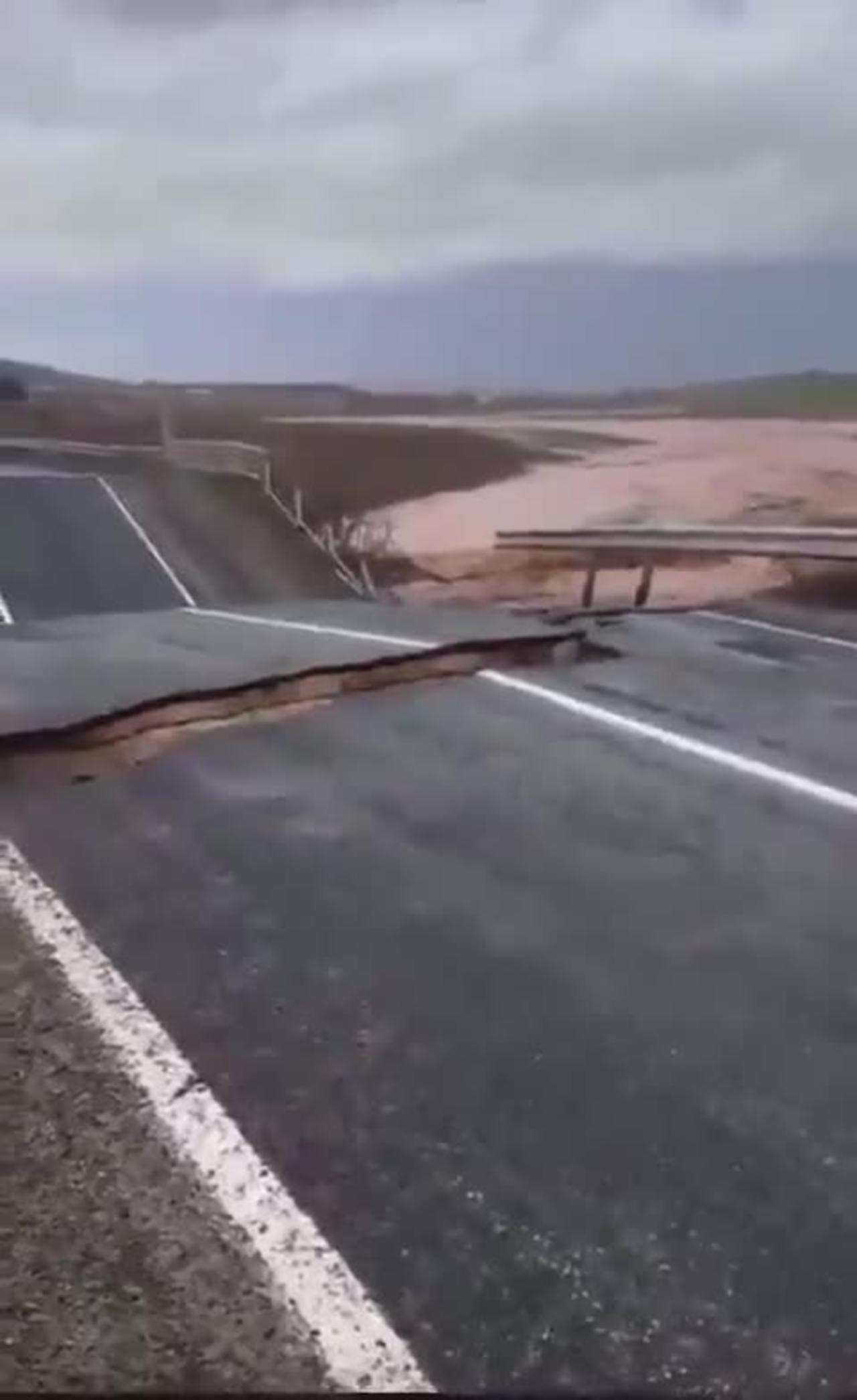 ⚡️Highway collapsed due to flooding in Sanliurfa, Turkey