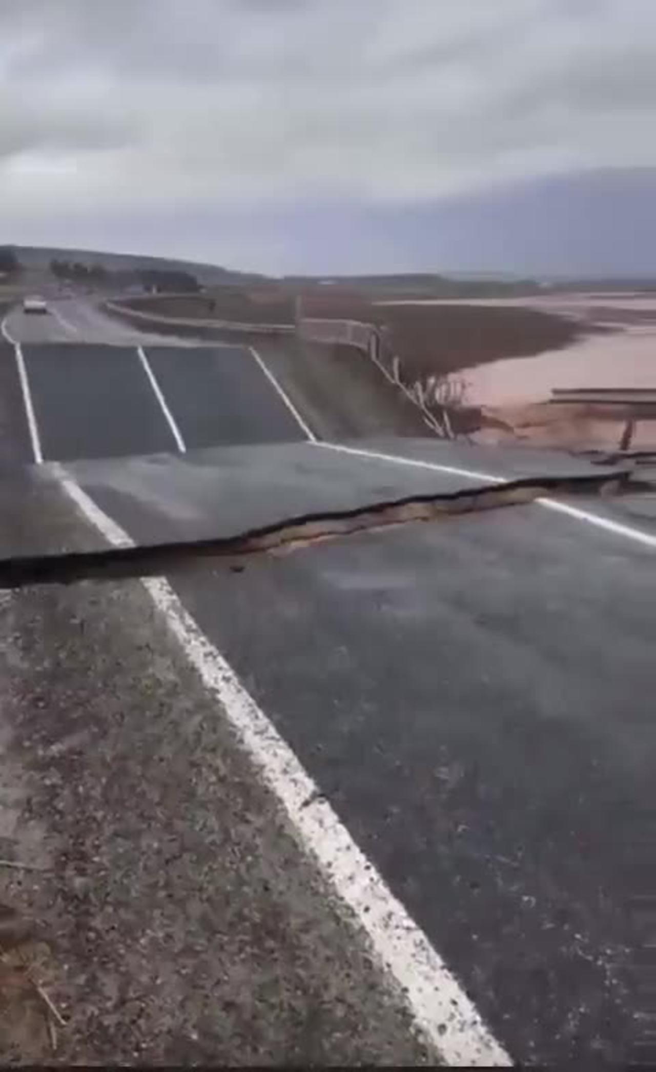 Turkey - The flood in #Şanlıurfa destroyed the Hilvan - Bozova road, at the point of Ördek village.