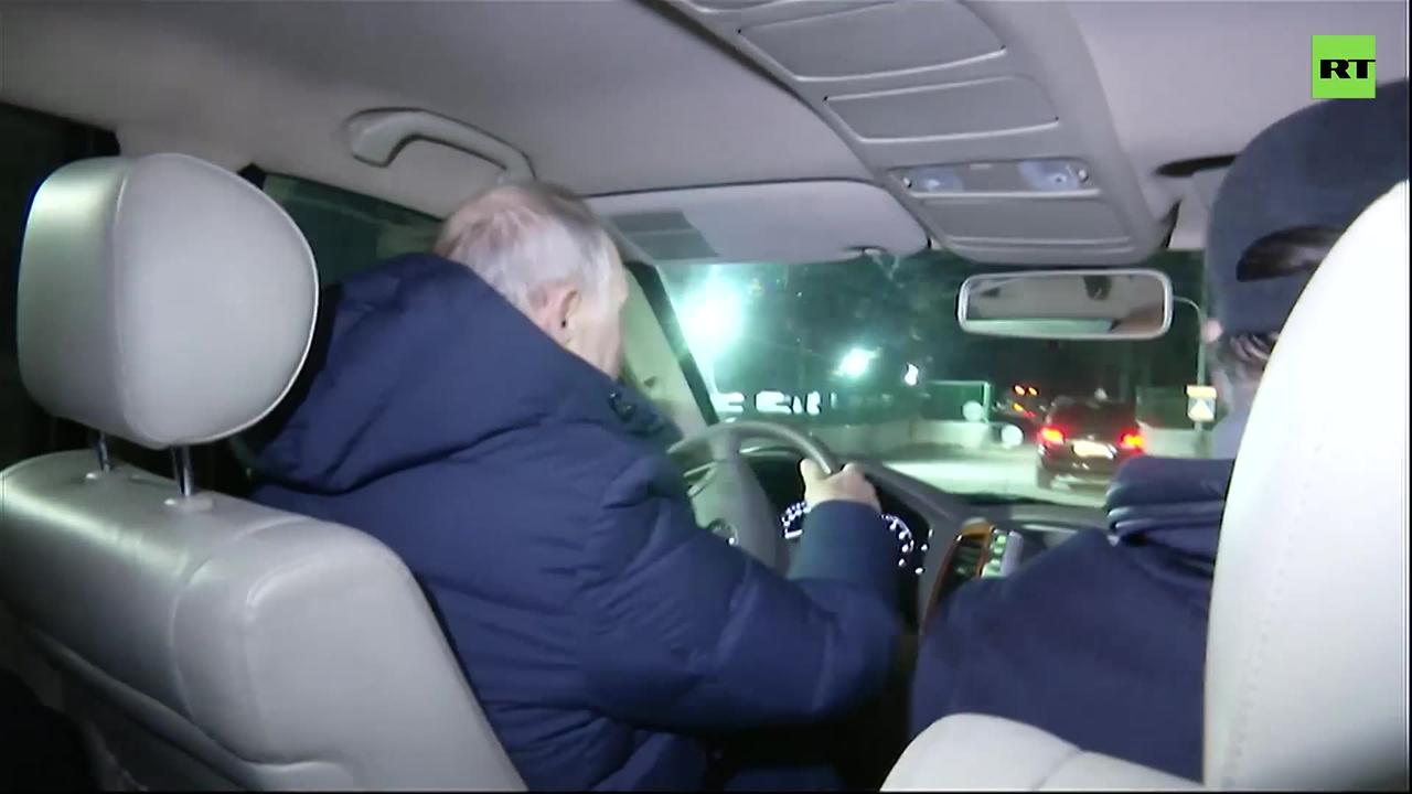 Putin drives around Mariupol during surprise visit to Donbass