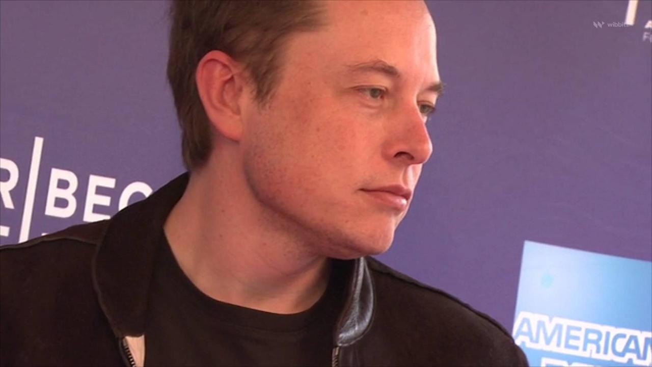 Elon Musk Sets Poop Emoji as Autoreply to Reporters