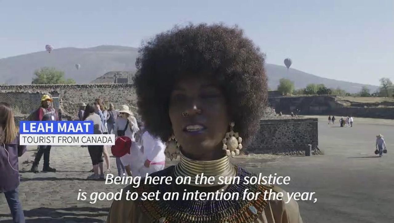 Tourists celebrate spring equinox in Mexico's Teotihuacan