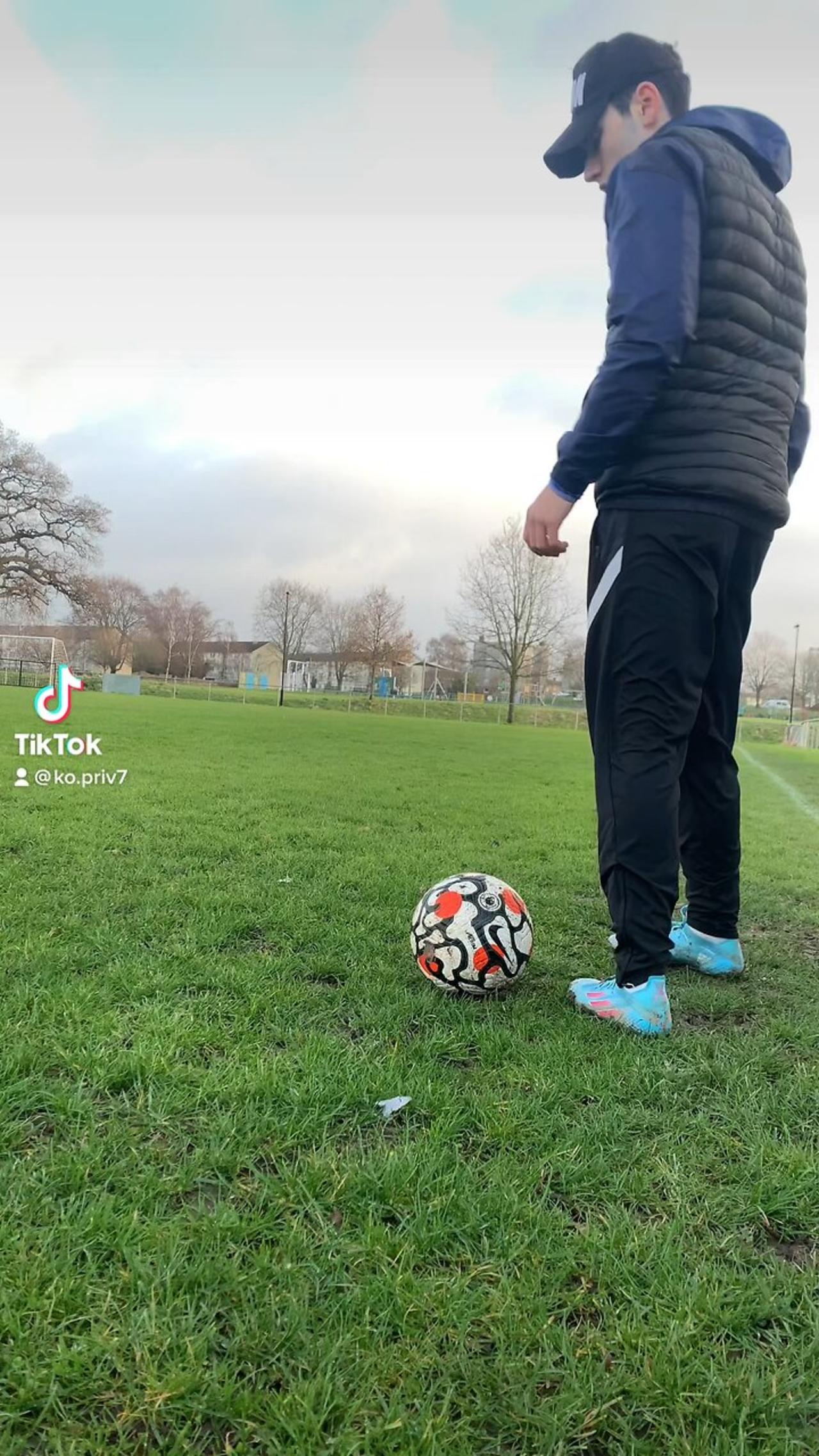 Footballers knee injury. First time kicking a One News Page VIDEO