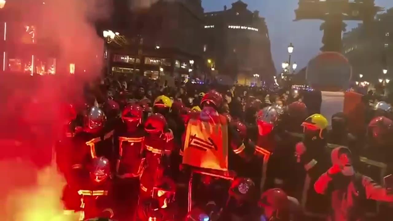 🇫🇷 Firefighters with the people. Several fire brigades have joined the French protesters in favor of the abolition of the 