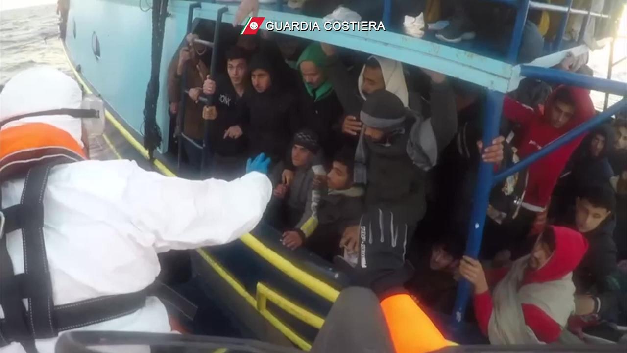 Italian Coast Guard saves over 3,000 migrants from the sea