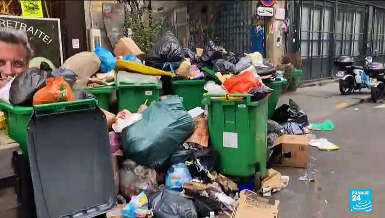 Vast clean-up begins as Paris rubbish collectors suspend strike