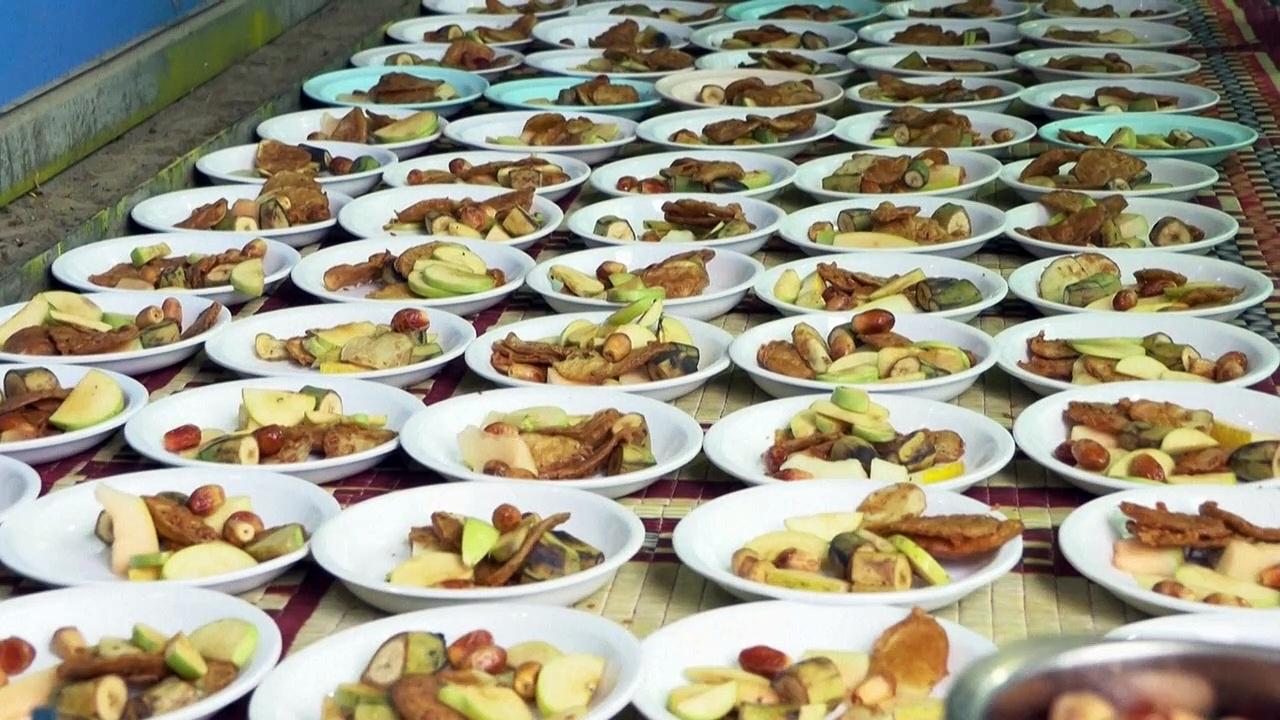 Pakistan: Volunteers distribute food on streets during Ramadan