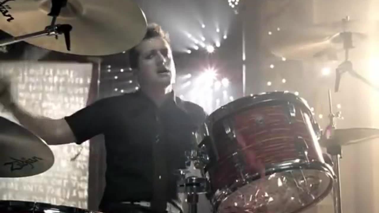 BOULEVARD OF BROKEN DREAMS  official music video by Green Day