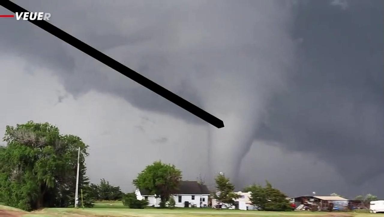 Eyewitness Captures the Moment Illinois Tornado Surrounded Their House