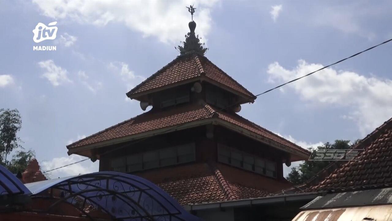 MASJID TERTUA DINGANJUK NUANSA HINDU BUDHA