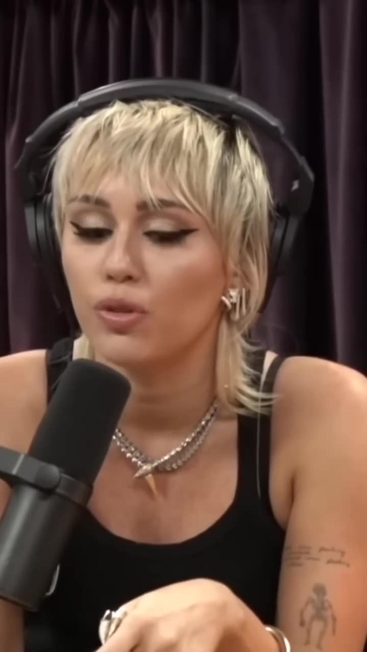 Joe Rogan goes CRAZY and attacks Miley Cyrus - One News Page VIDEO