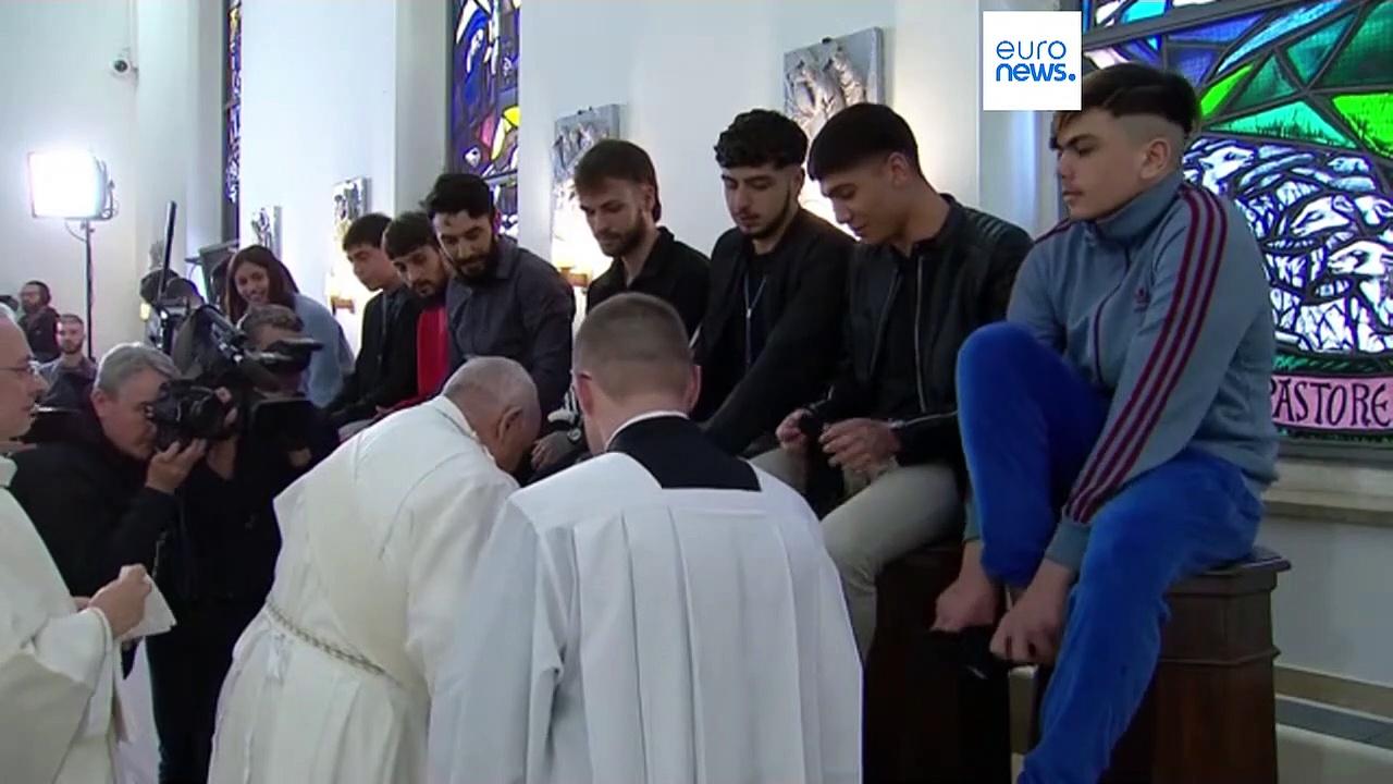 Pope Francis washes feet in traditional Holy Thursday Easter ritual