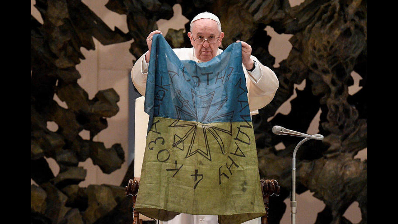 Quando Bergoglio mostrava la bandiera ucraina proveniente da Bucha,in Vaticano...prrrr la bandiera si può notare bene porta la 