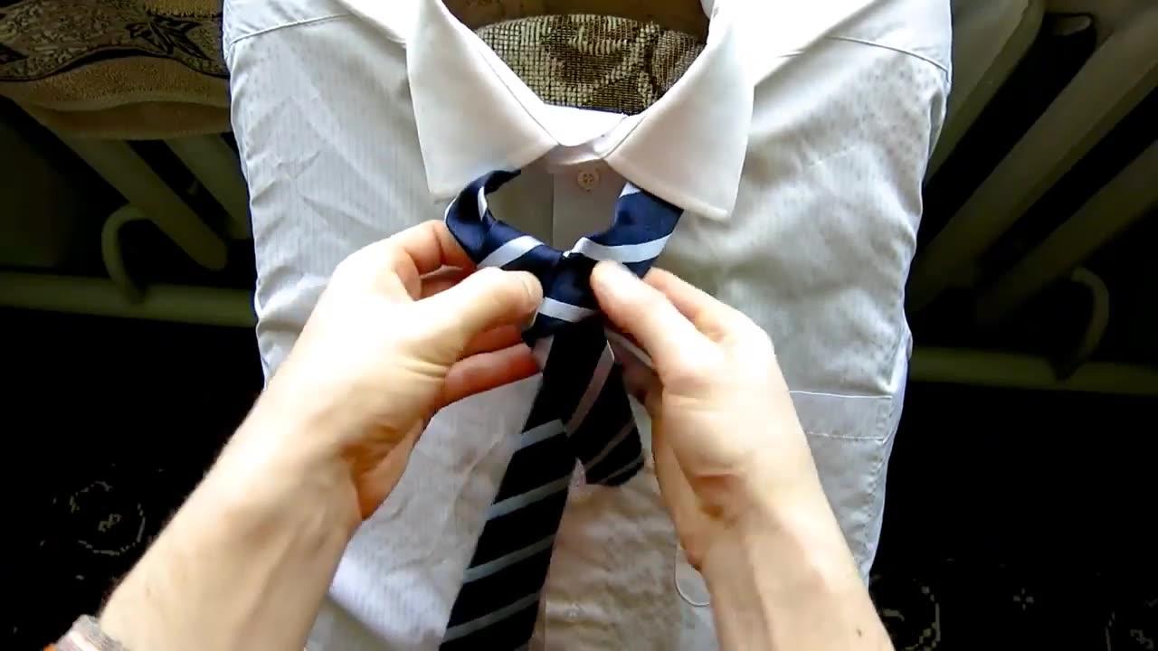 How To Tie a Full Windsor Knot - One News Page VIDEO