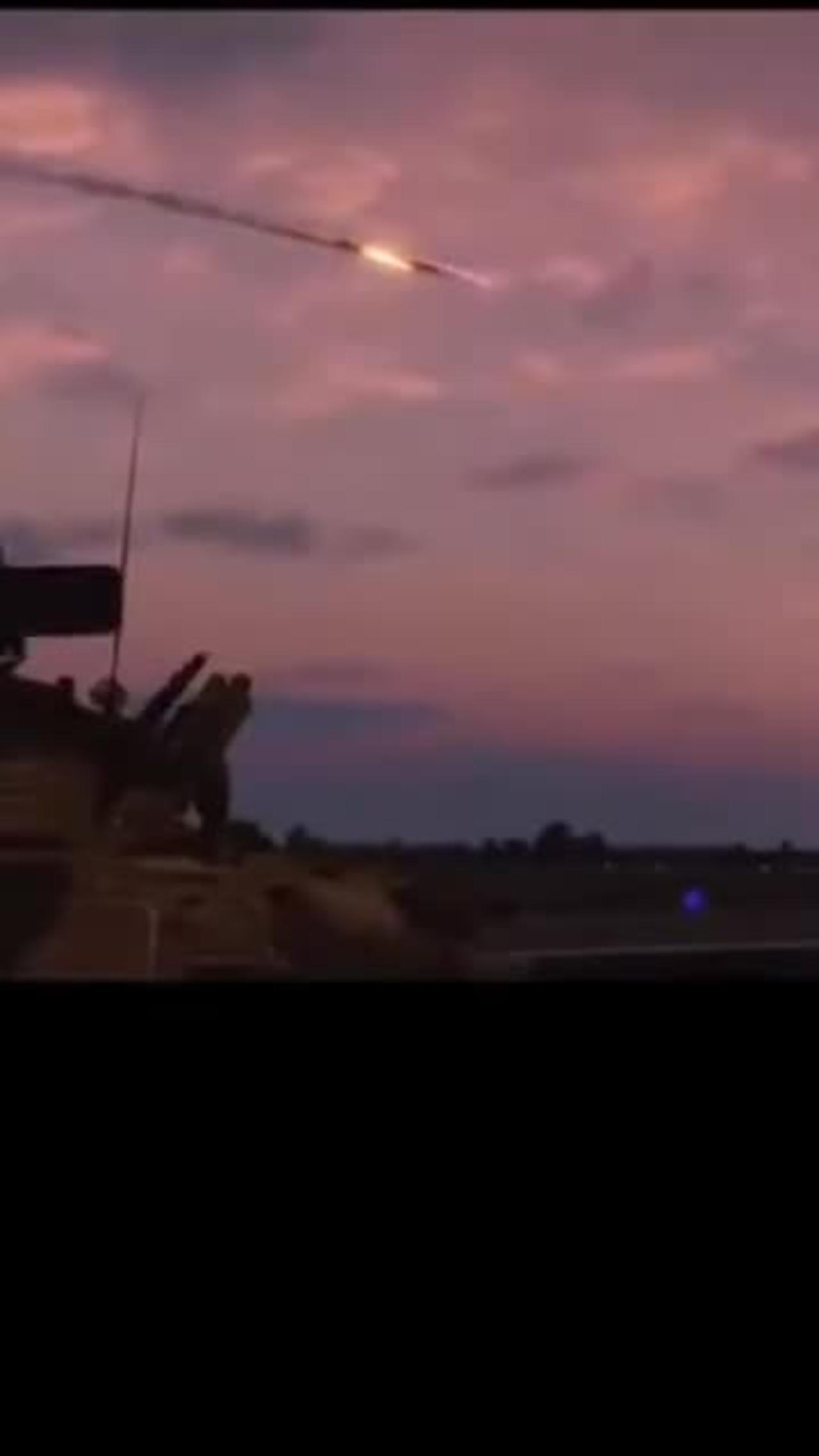 Ukraine war, footage shows Ukraine new air defense system shooting down Russia fighter jet#