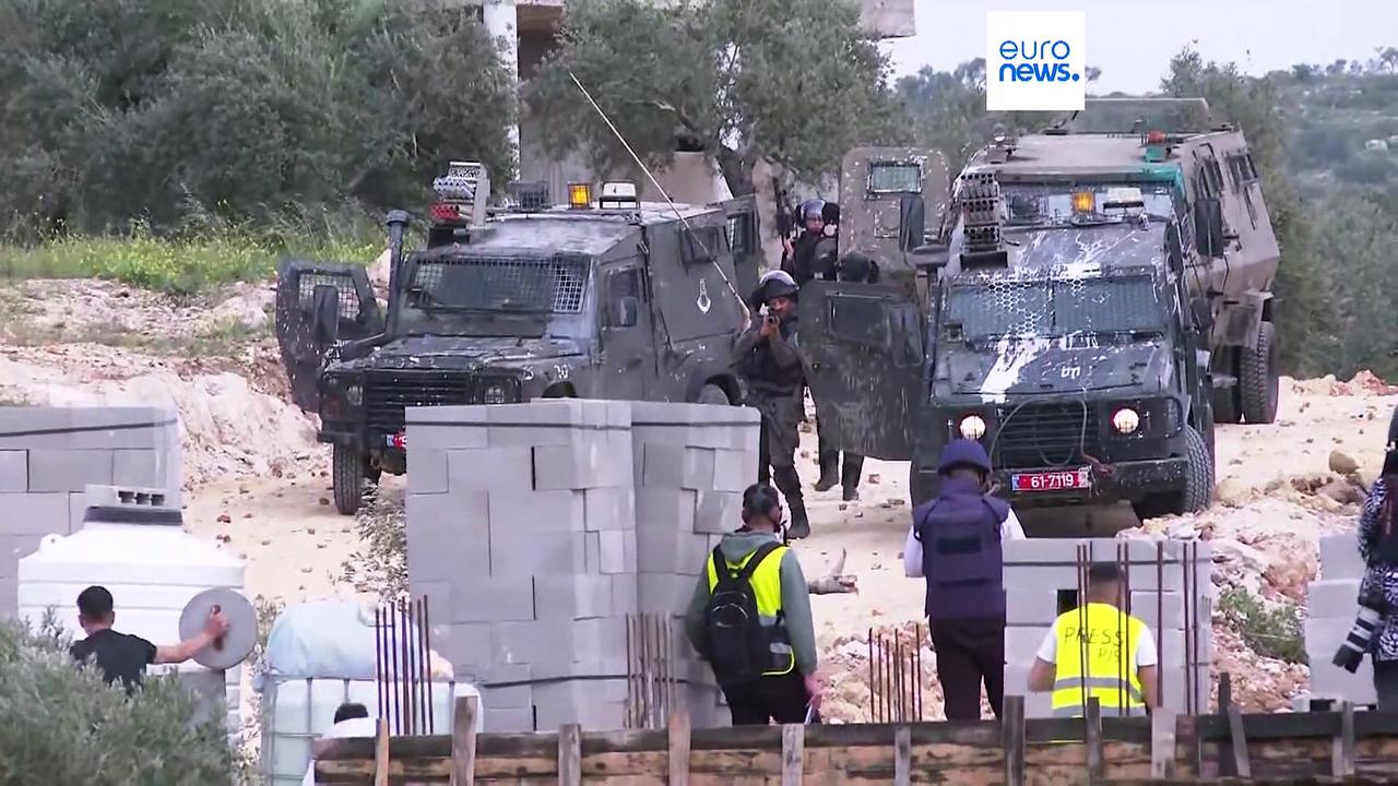 Palestinian teenager killed in raid as thousands of Israeli settlers march to West Bank outpost