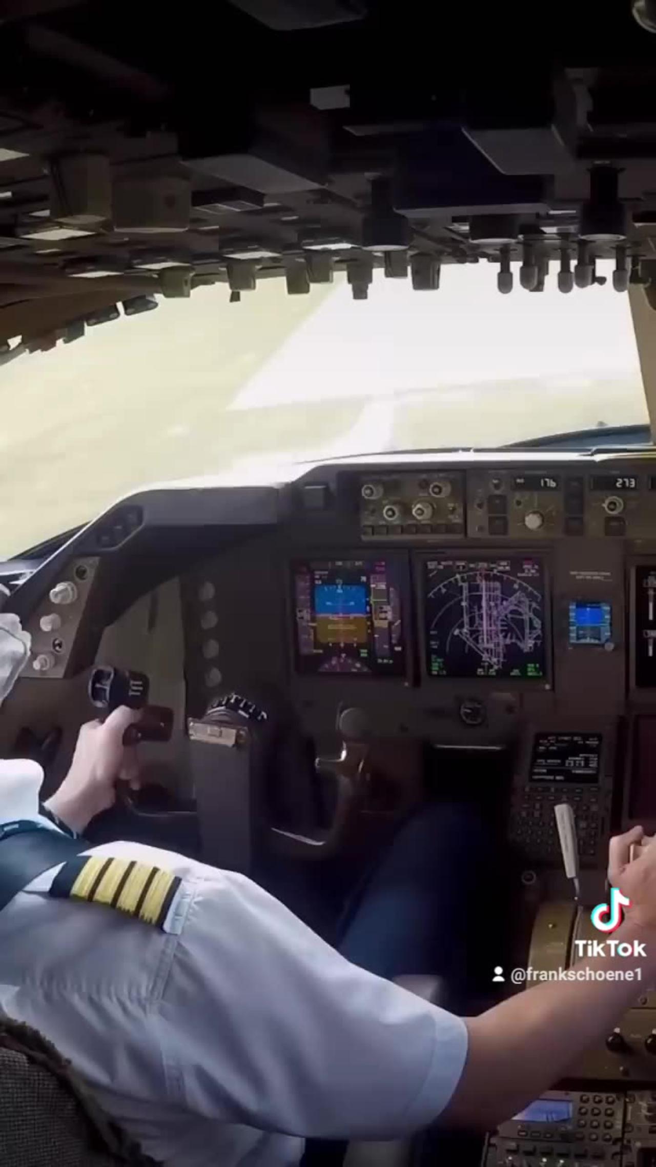 Boeing 747-8 O'Hare Cockpit Touchdown
