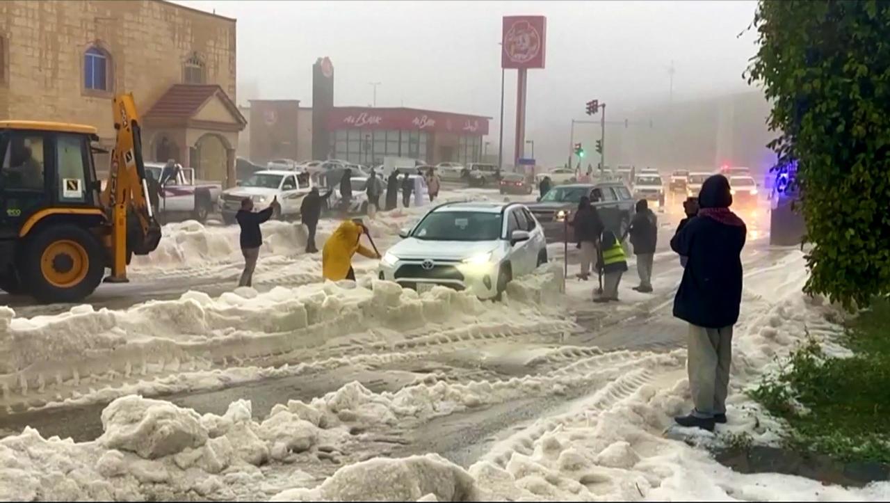 Saudi Arabia: Unprecedented hailstorm blocks roads in Al-Baha