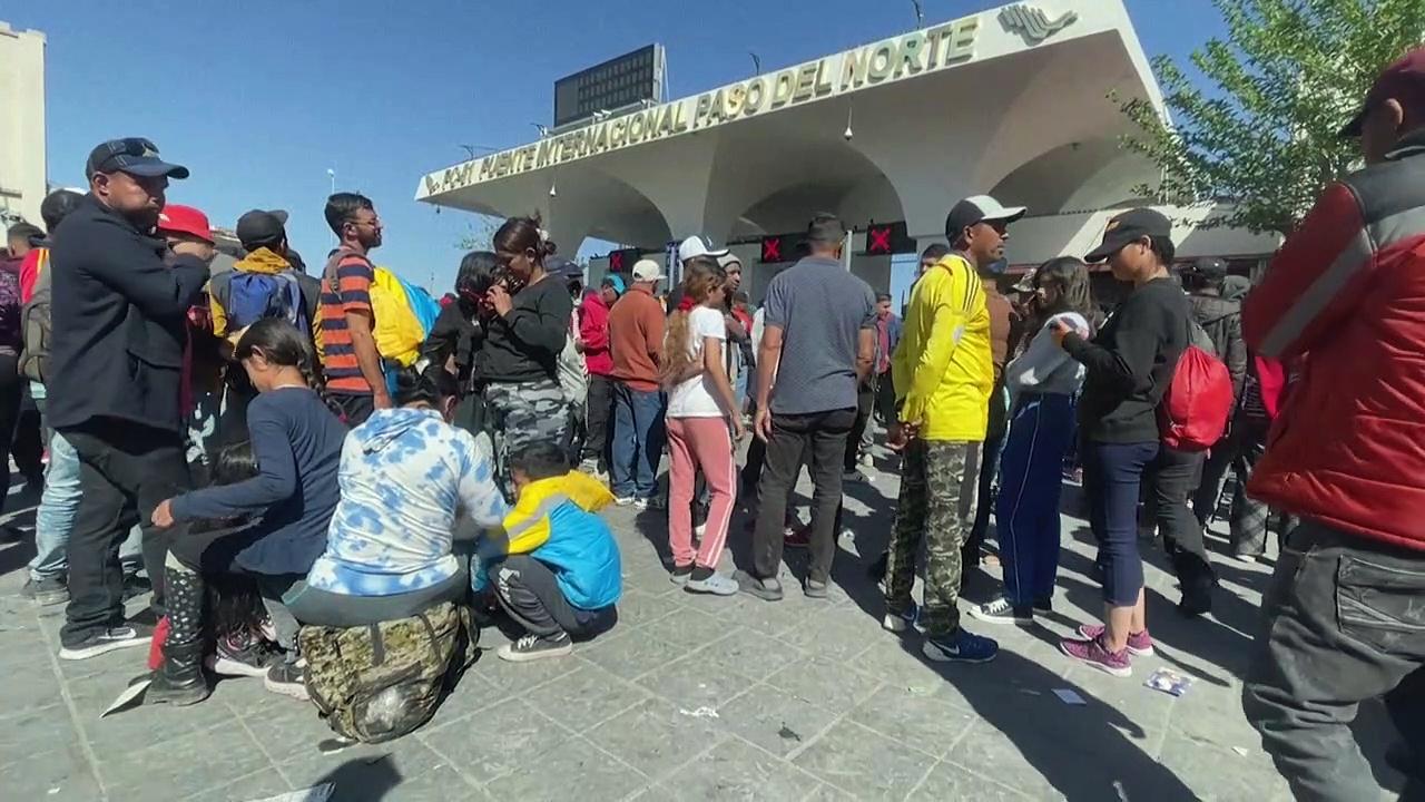 Migrants rush to US-Mexico bridge prompting temporary border closure