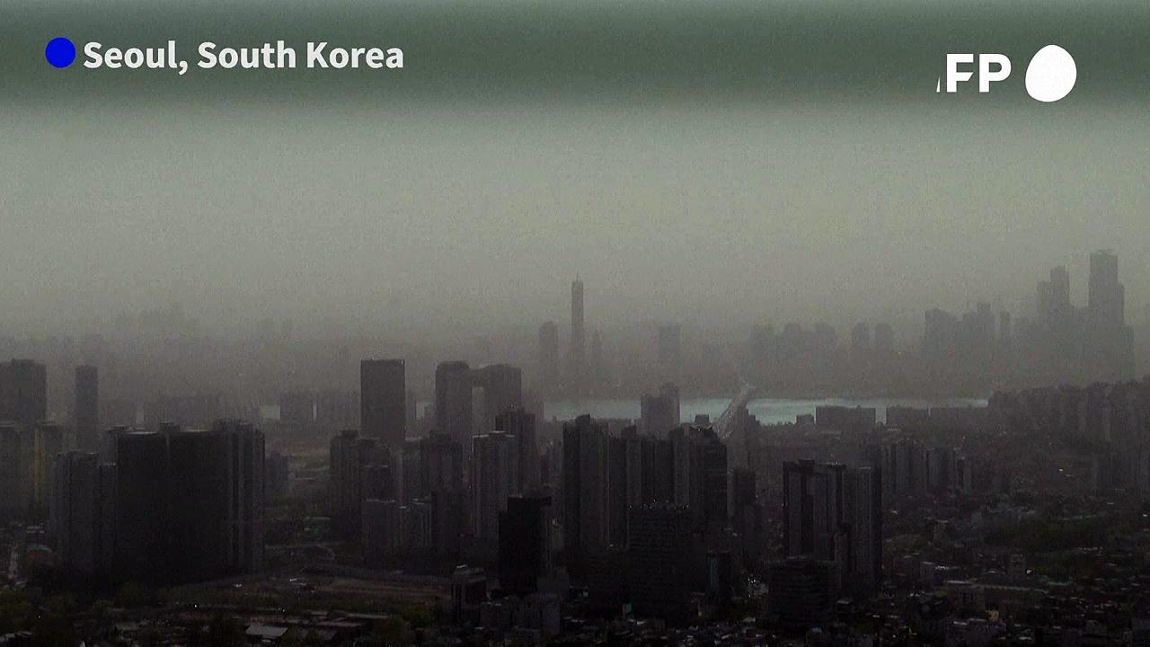 Sandstorm covers Seoul skyline