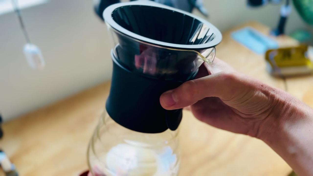 Hario V60 Drip Coffee Decanter, 700ml, Black One News Page VIDEO