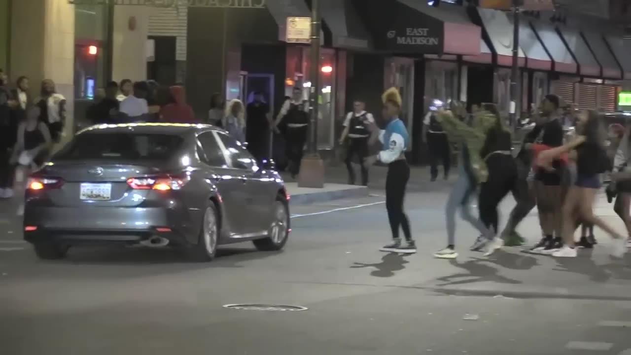 2 Teens Shot Downtown Chicago As Large Crowds - One News Page VIDEO