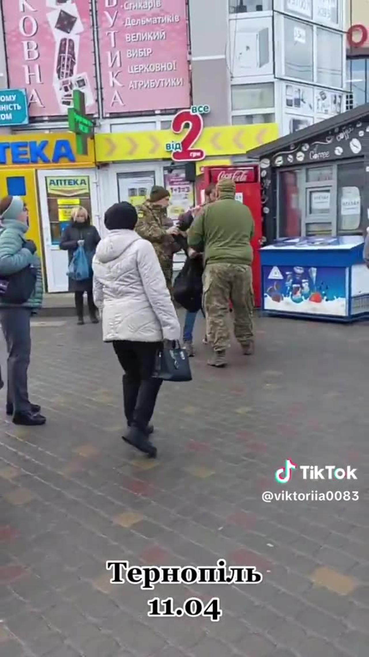 ◾Local women confront Ukrainian recruitment officers who tried to draw "volunteers" in Ternopil.