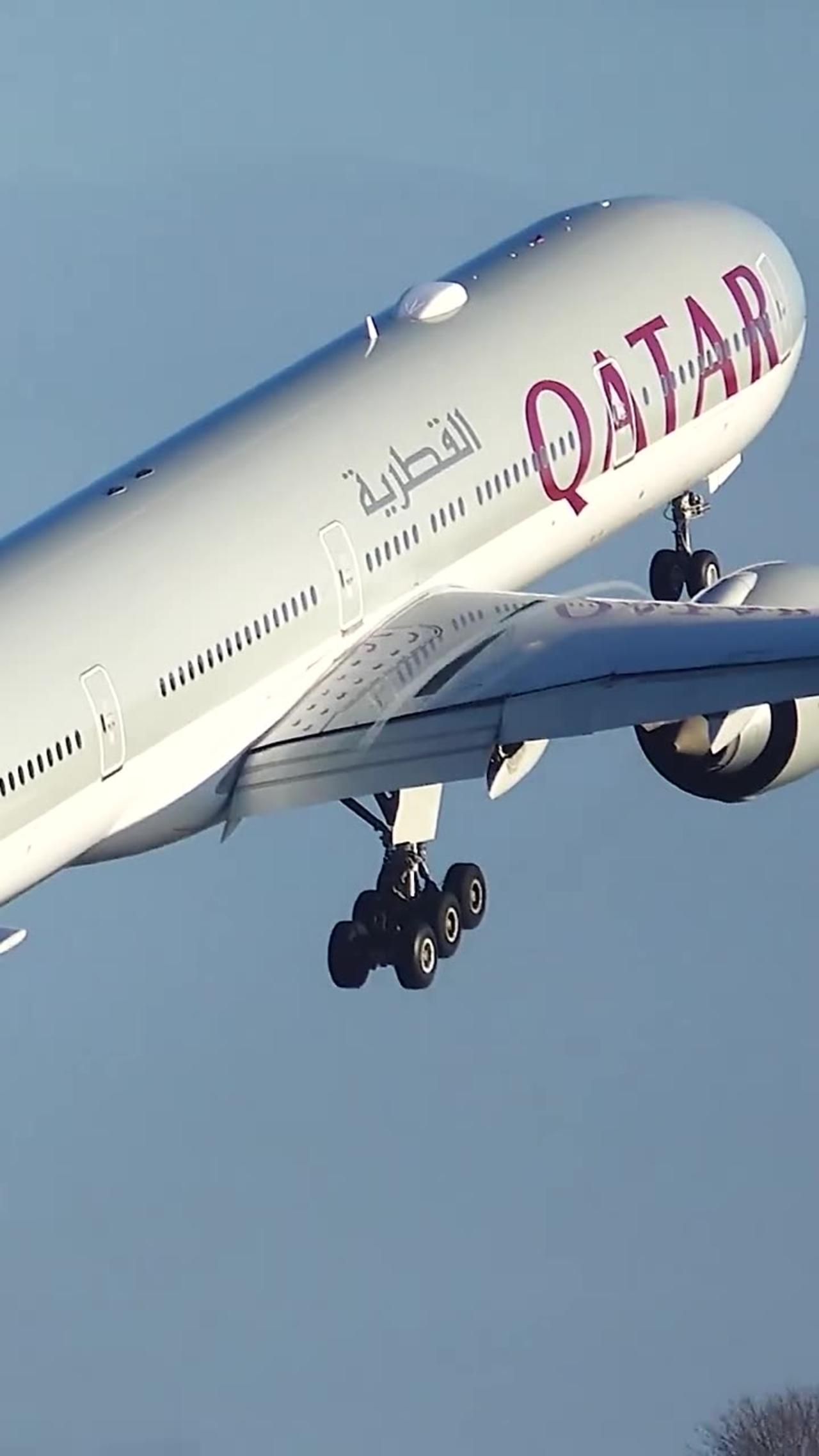 Amazing scene of qatar air line plane taking off - One News Page VIDEO