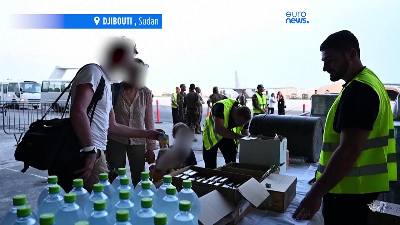 Diplomats flee Sudan fighting as citizens struggle to escape